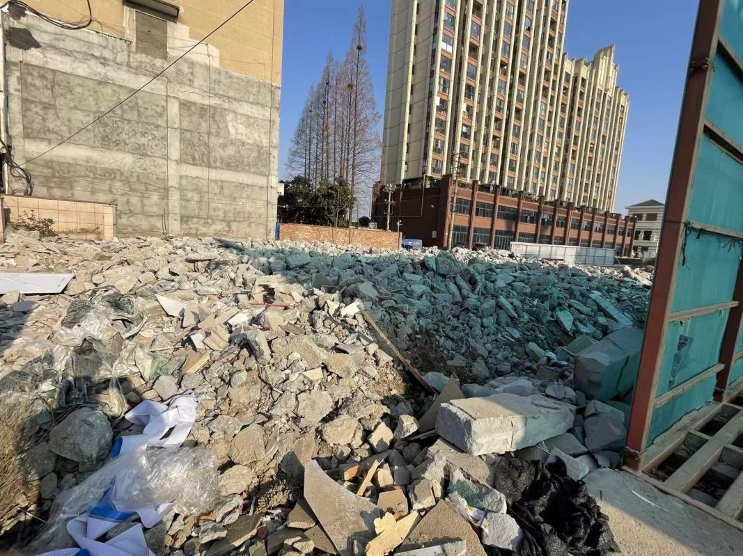 信陽(yáng)華信建投集團(tuán)承建新十六街金域府段日前通車(chē)
