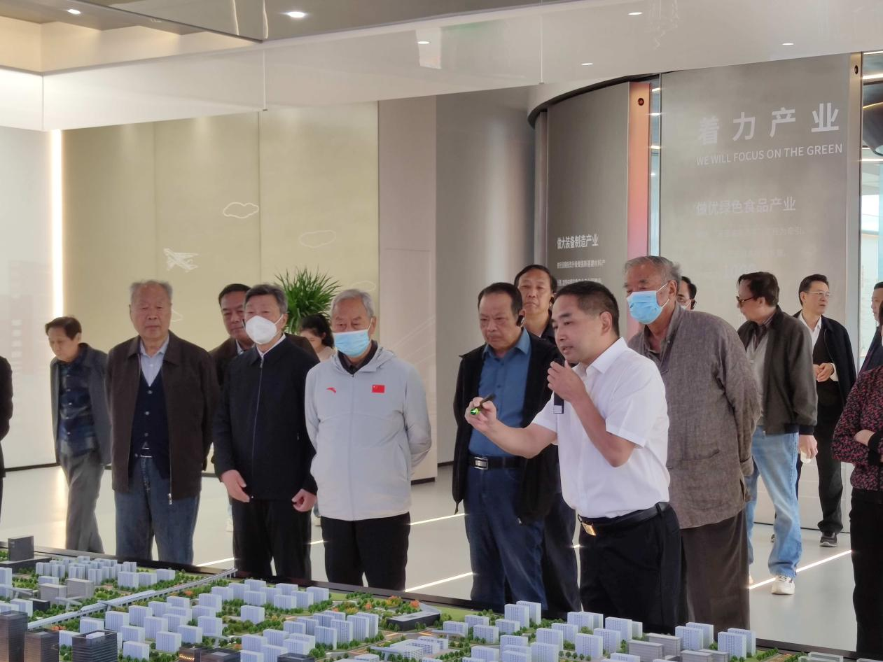 市老干部局“信陽人看信陽”主題活動在信陽CAZ城市展廳舉行