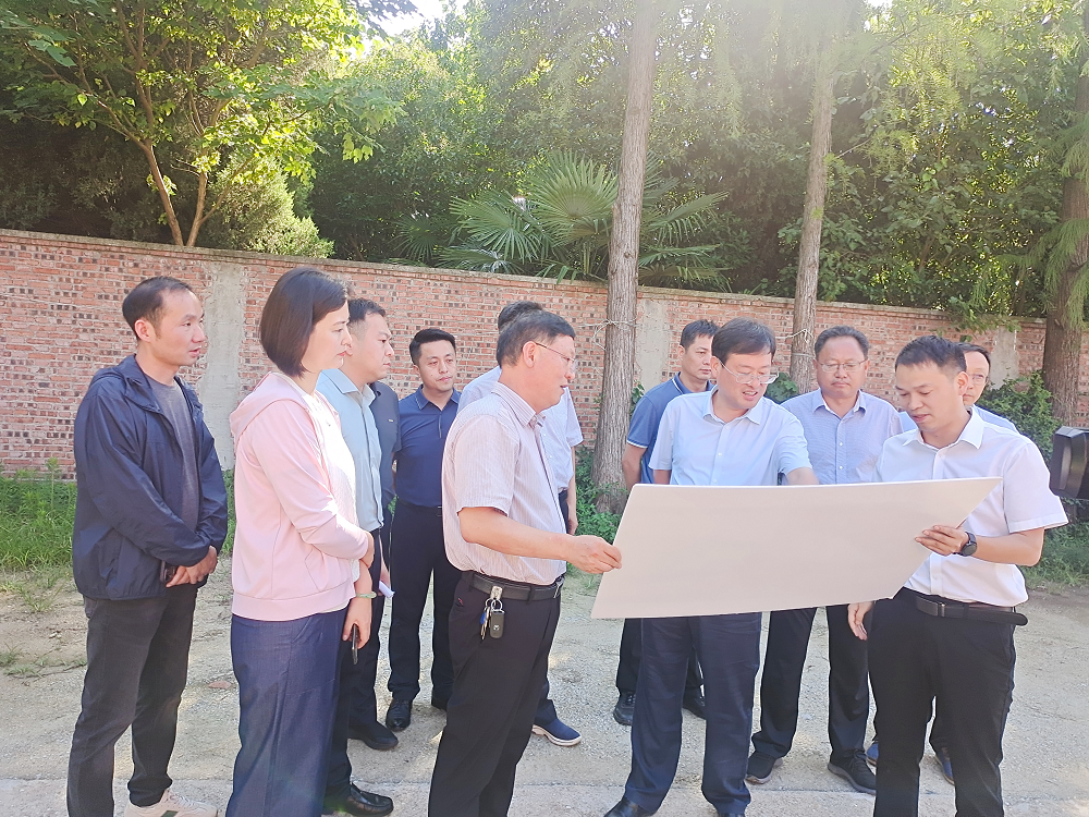 信陽市副市長于海忠蒞臨浉河南路、CAZ片區(qū)調(diào)研項目建設工作   